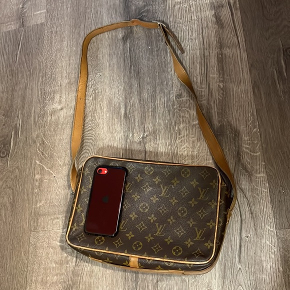 Vintage Louis Vuitton camera bag - Picture 2 of 3